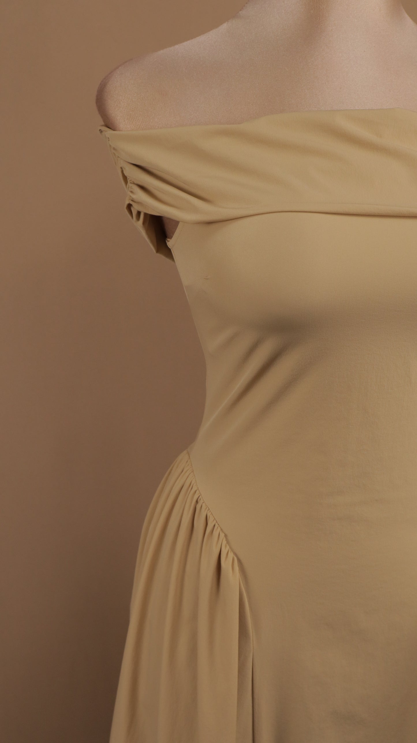 Vestido midi al hombro pomposo