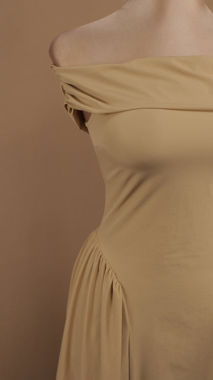 Vestido midi al hombro pomposo