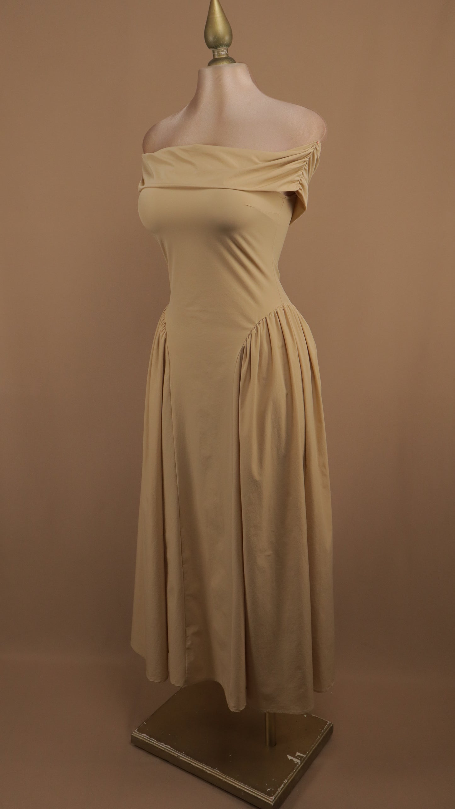 Vestido midi al hombro pomposo