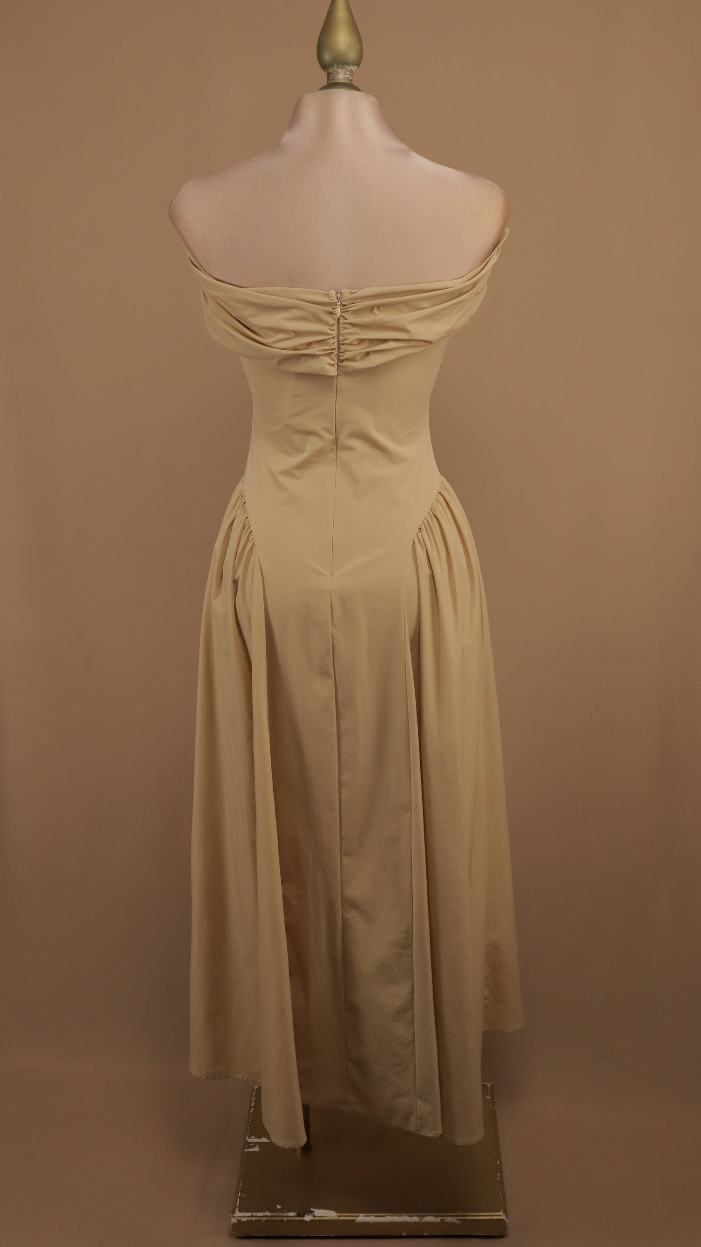 Vestido midi al hombro pomposo