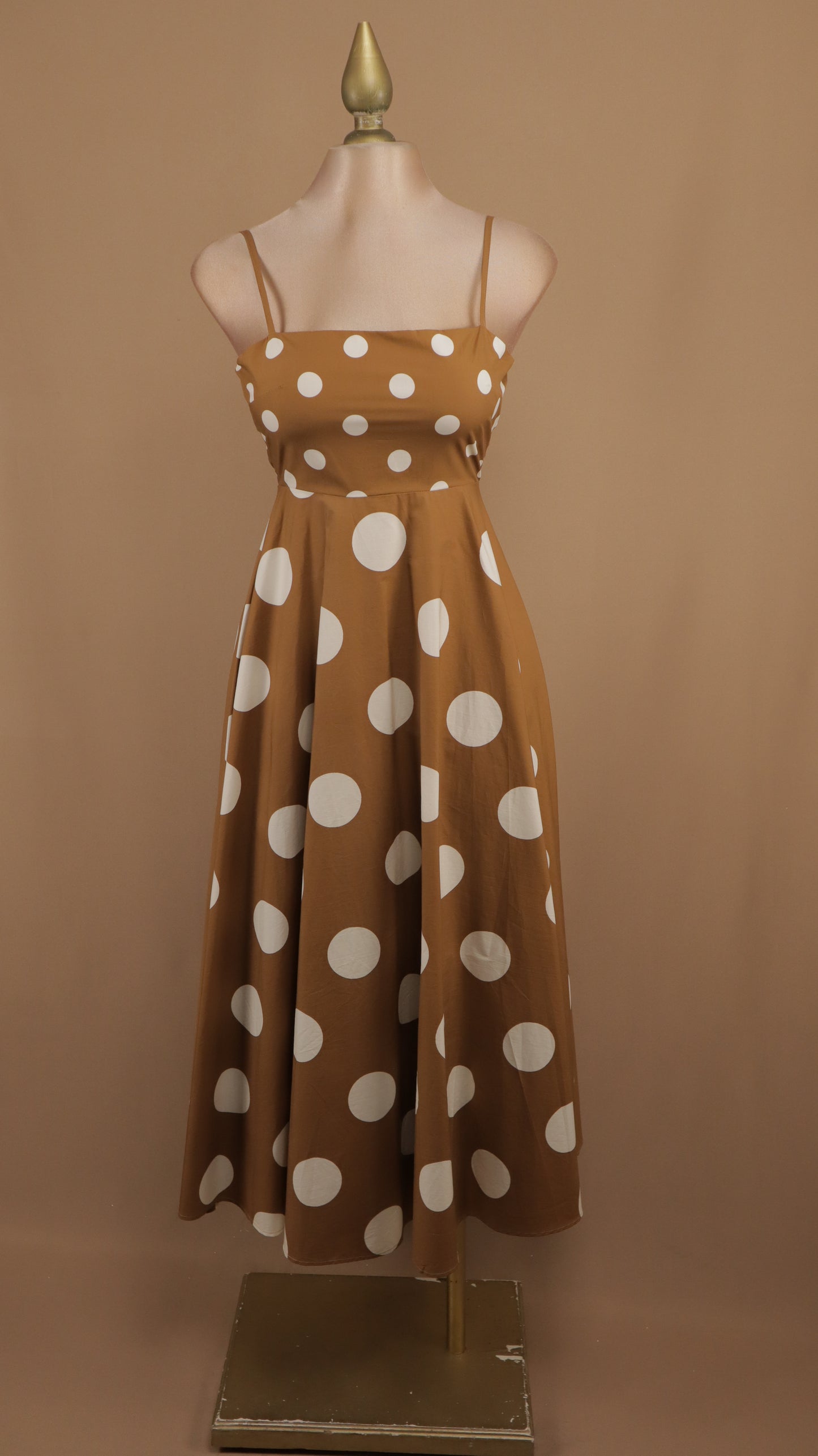 Vestido midi de tirantes boleado