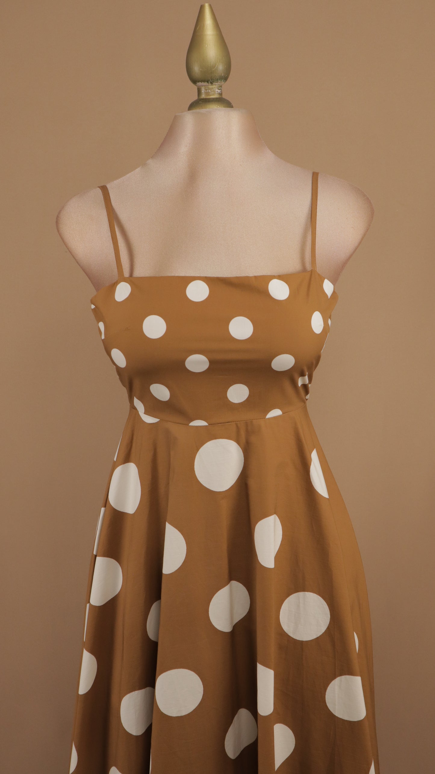 Vestido midi de tirantes boleado