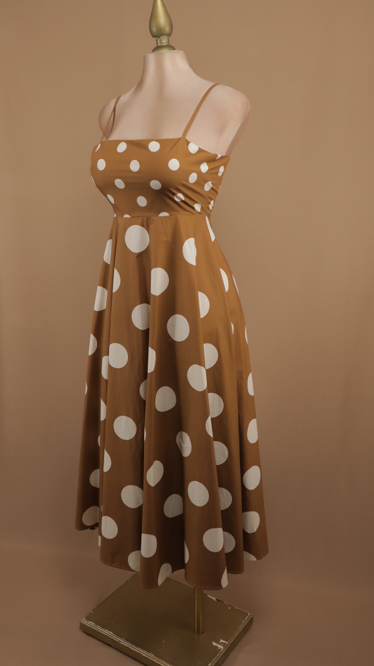 Vestido midi de tirantes boleado