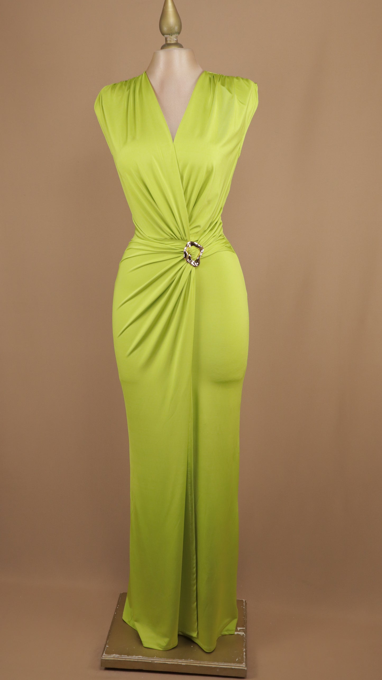 Vestido largo escote en V con hebilla dorada en cintura
