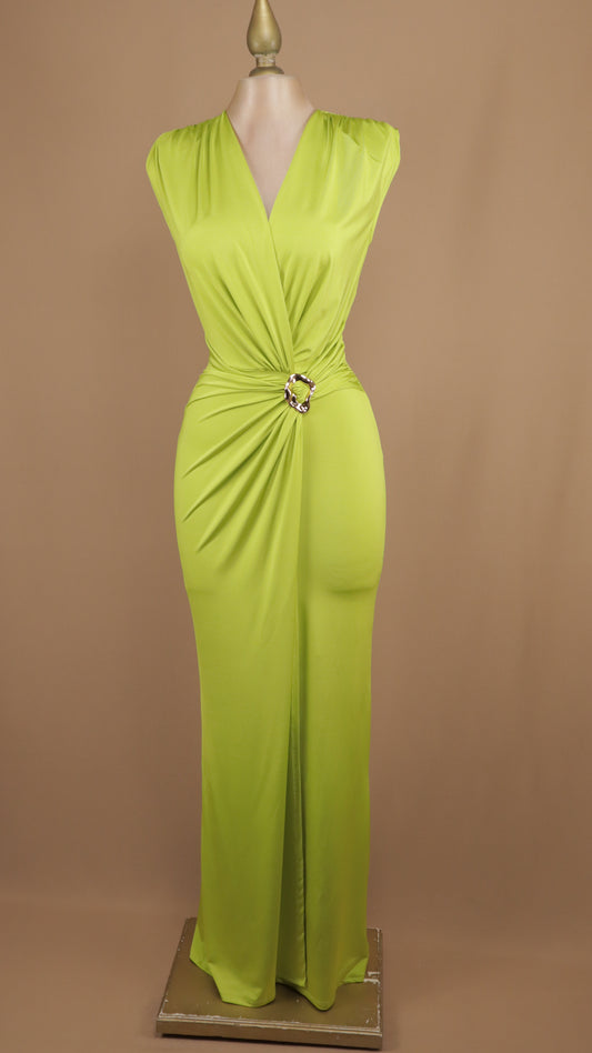 Vestido largo escote en V con hebilla dorada en cintura