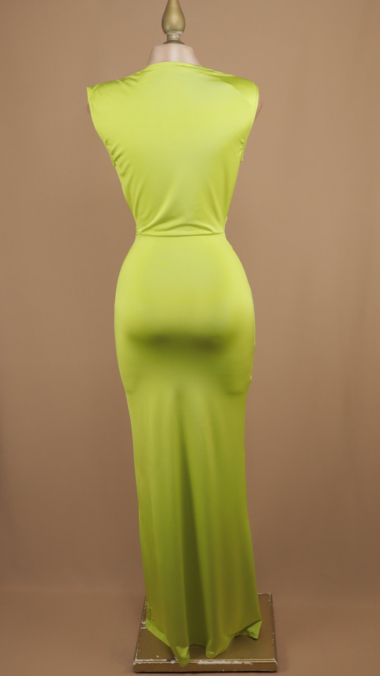 Vestido largo escote en V con hebilla dorada en cintura