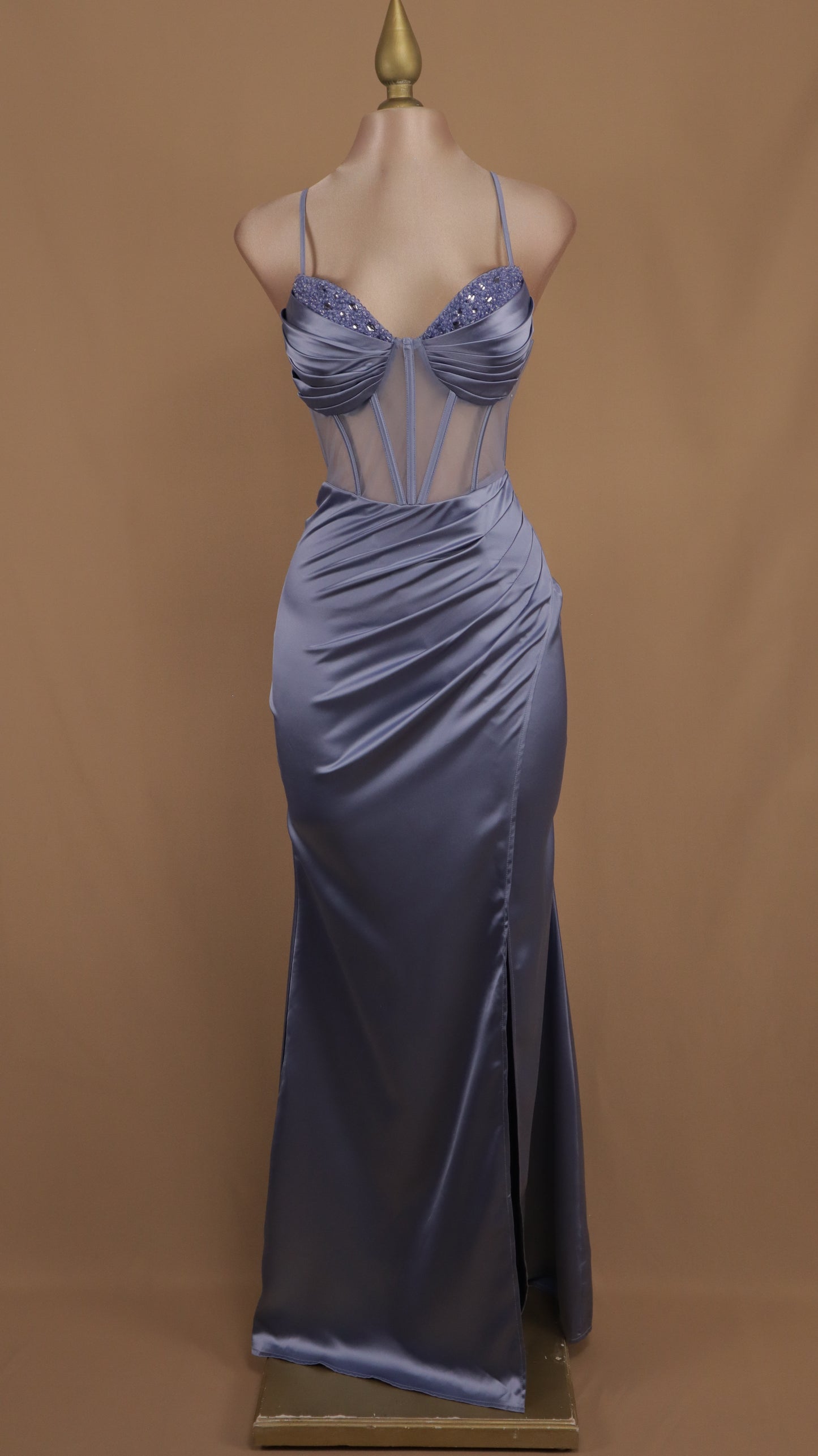 Vestido largo con pedrería en busto