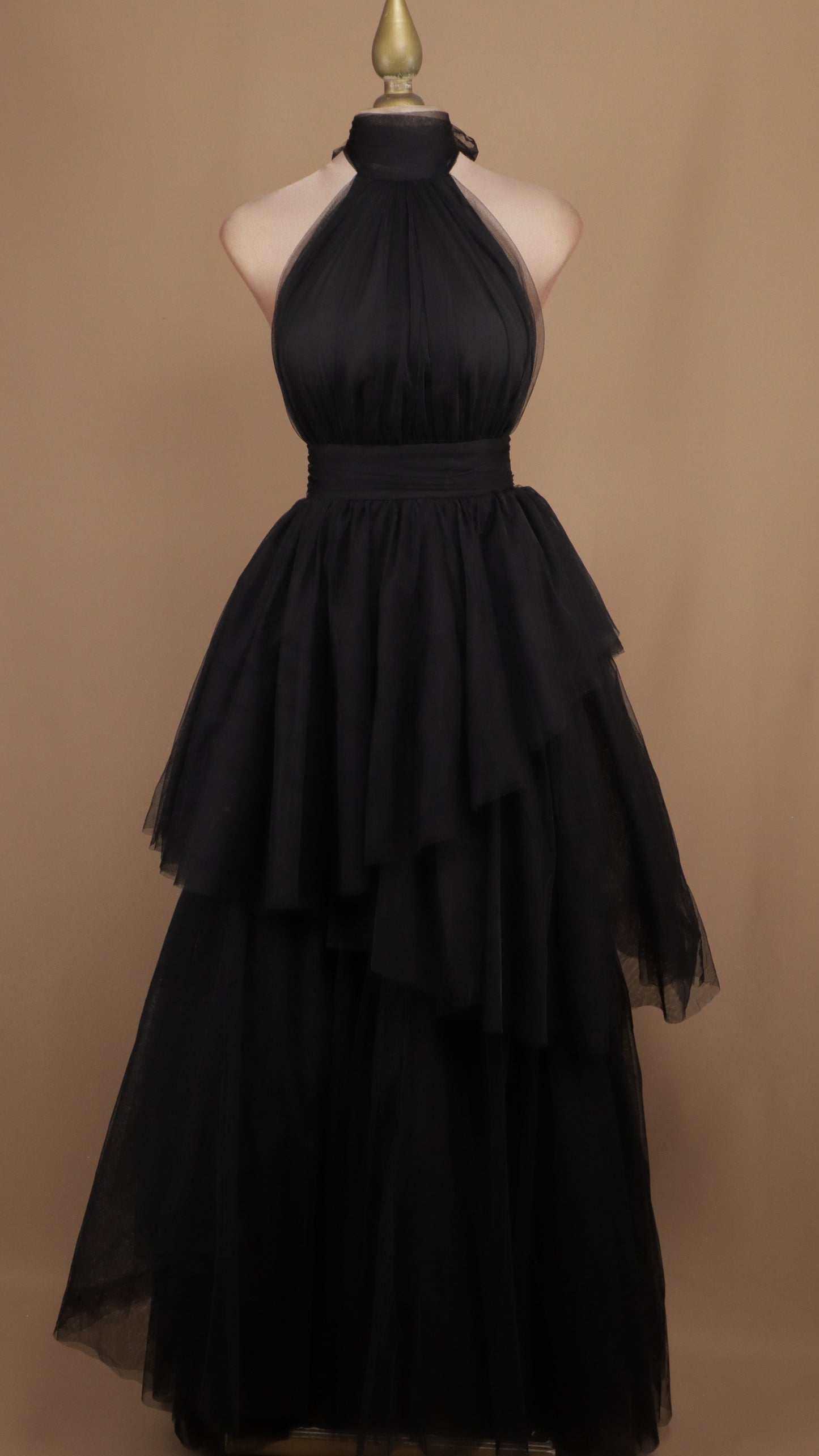 Vestido largo de tull cuello halter y escote en la espalda