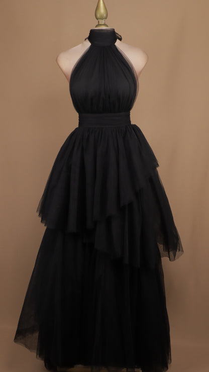 Vestido largo de tull cuello halter y escote en la espalda