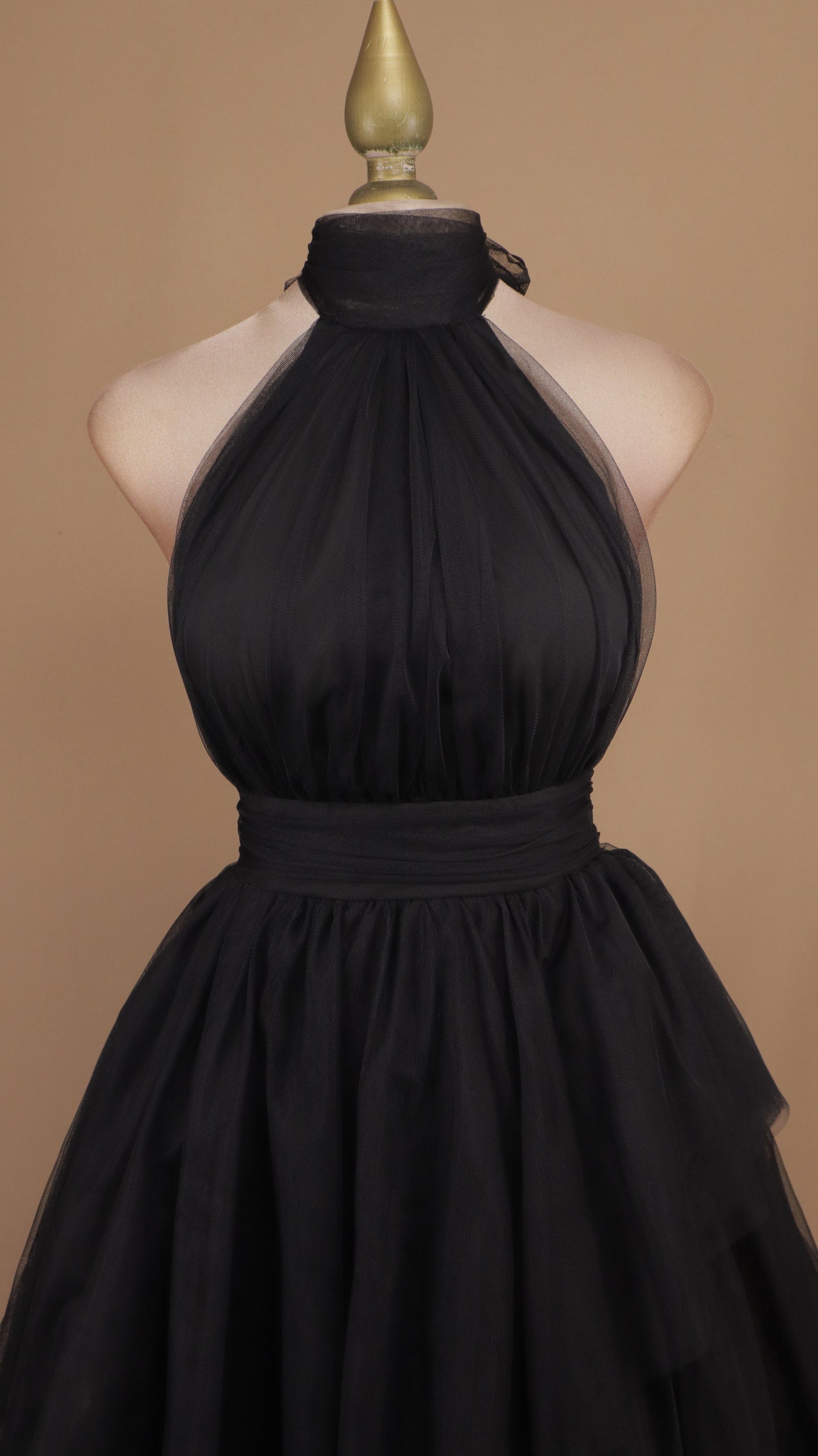 Vestido largo de tull cuello halter y escote en la espalda