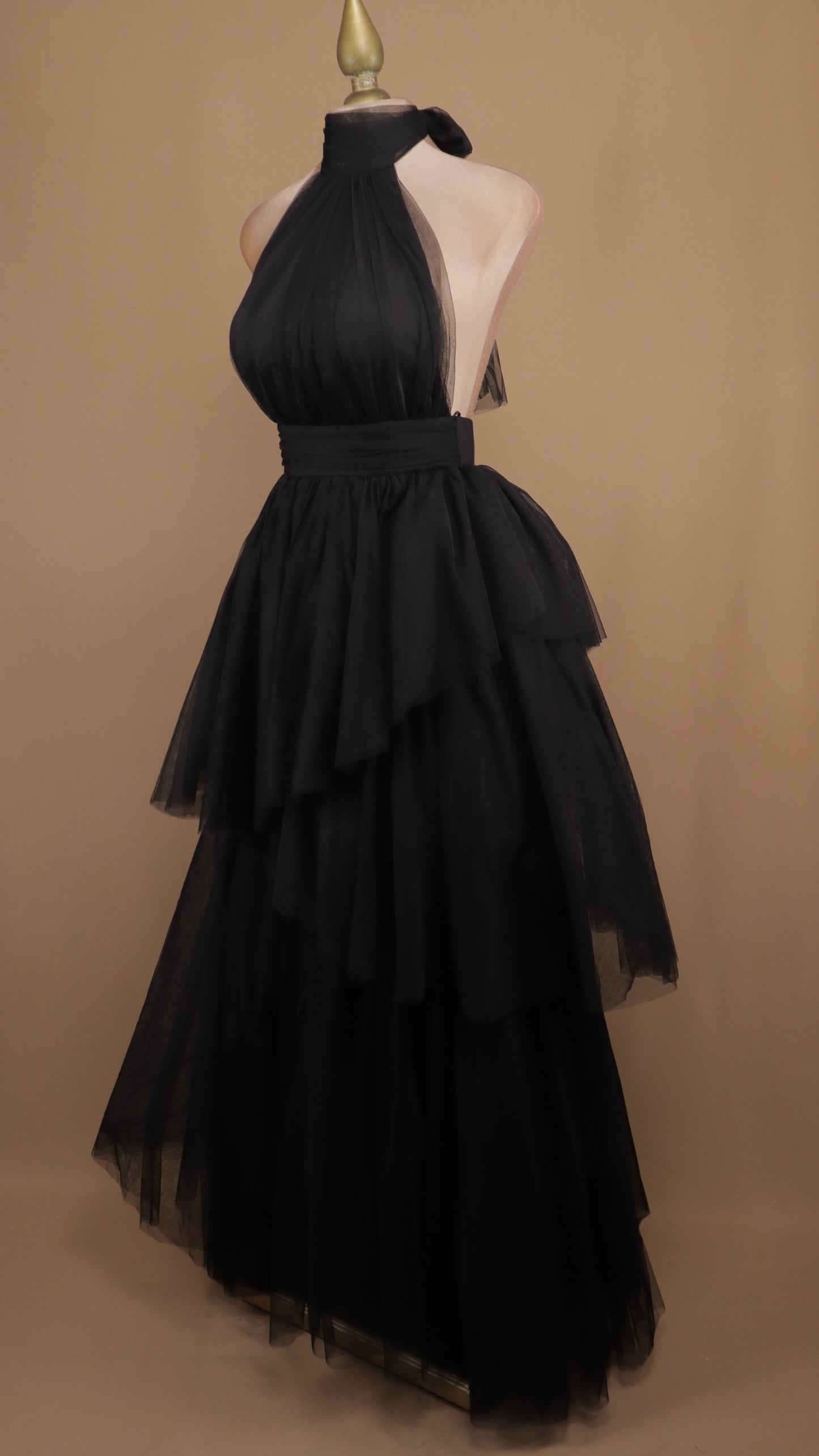 Vestido largo de tull cuello halter y escote en la espalda