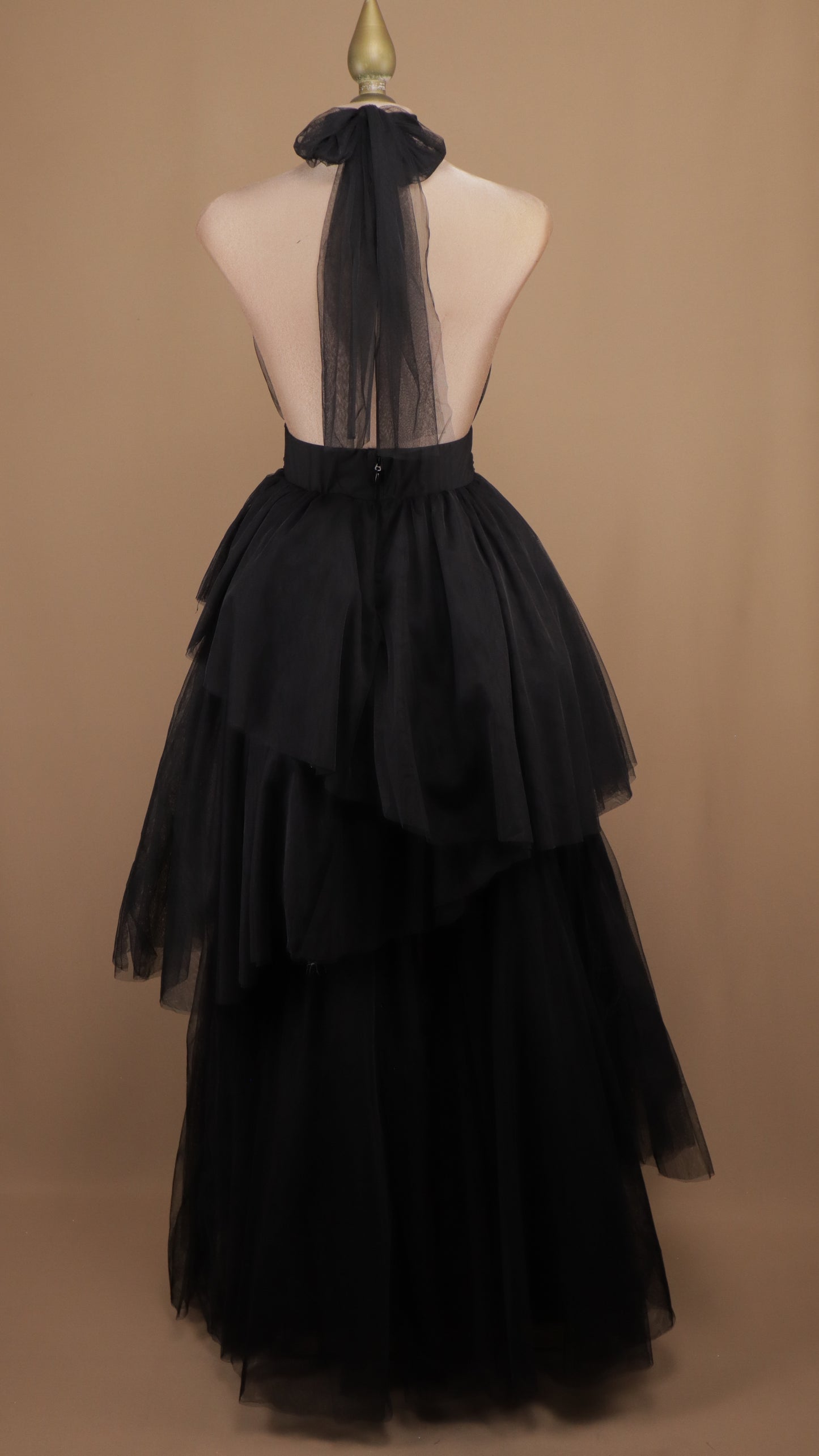 Vestido largo de tull cuello halter y escote en la espalda