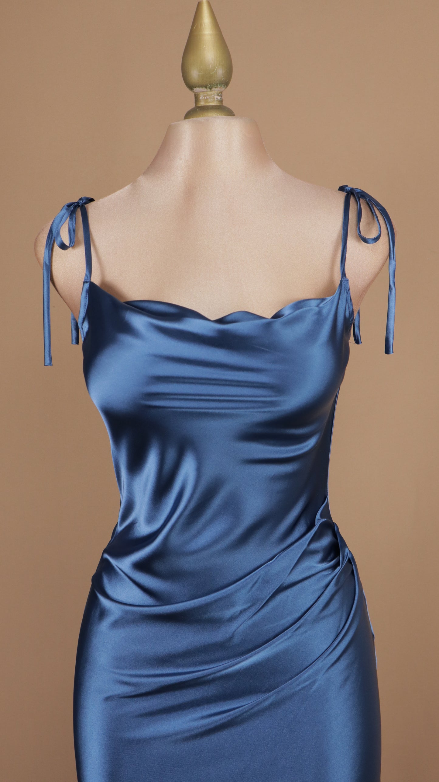Vestido midi satinado de tirantes
