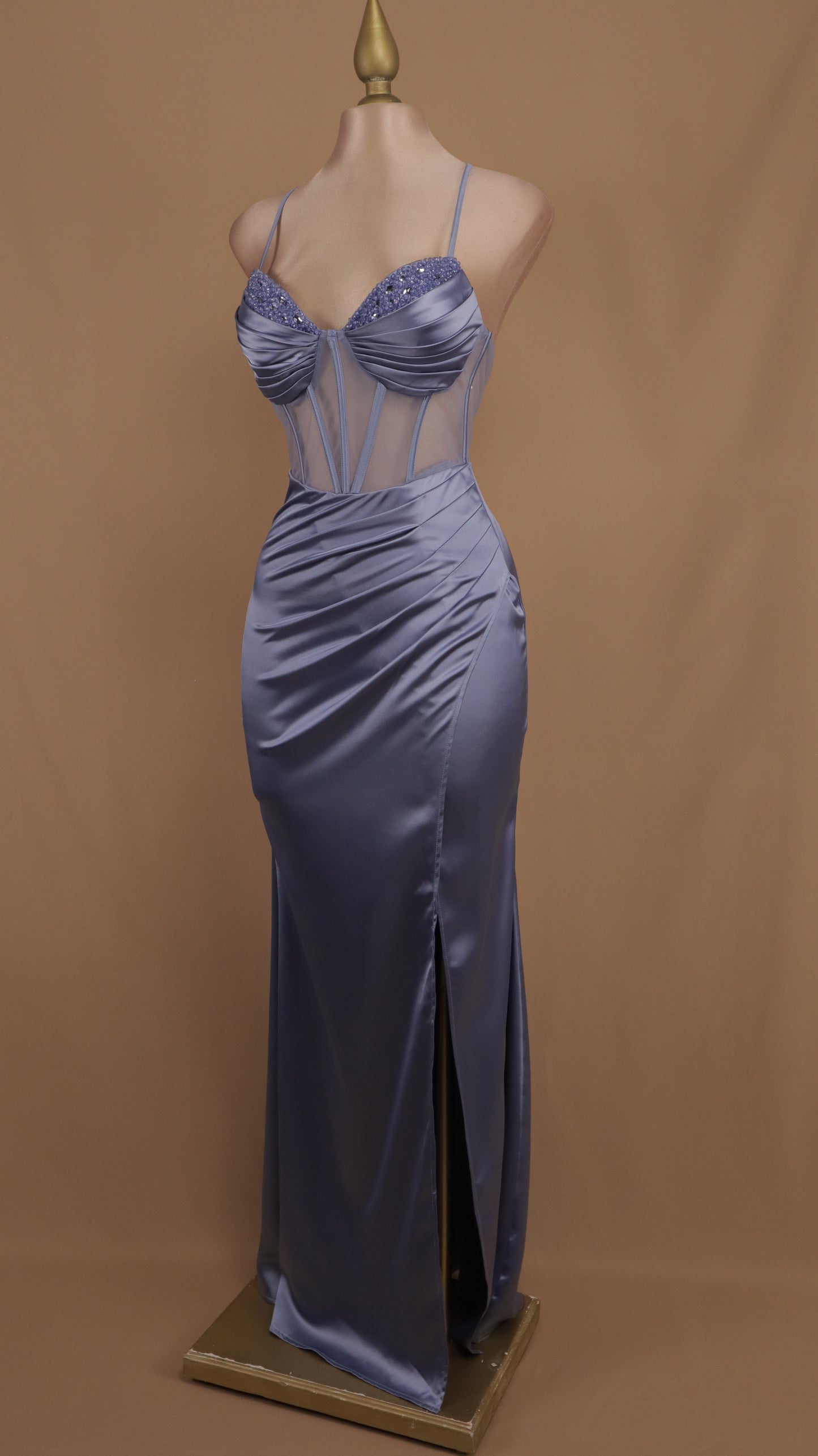 Vestido largo con pedrería en busto