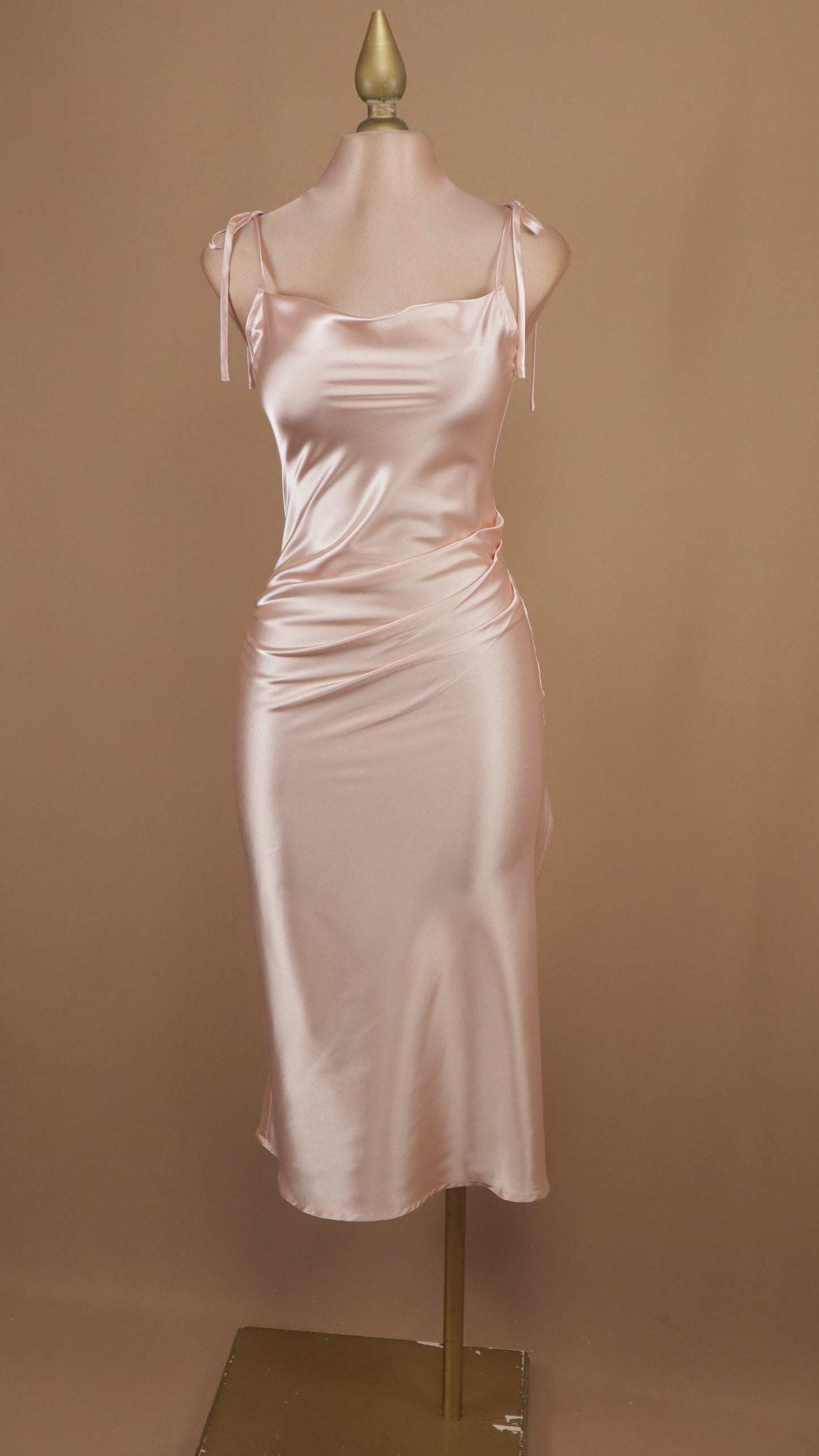 Vestido midi satinado de tirantes