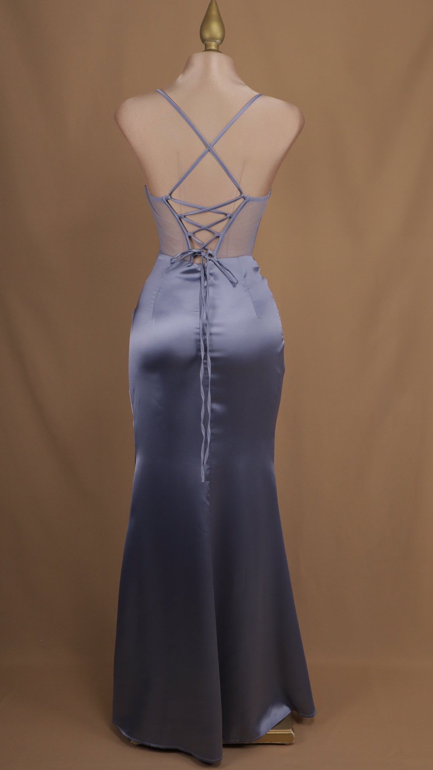 Vestido largo con pedrería en busto