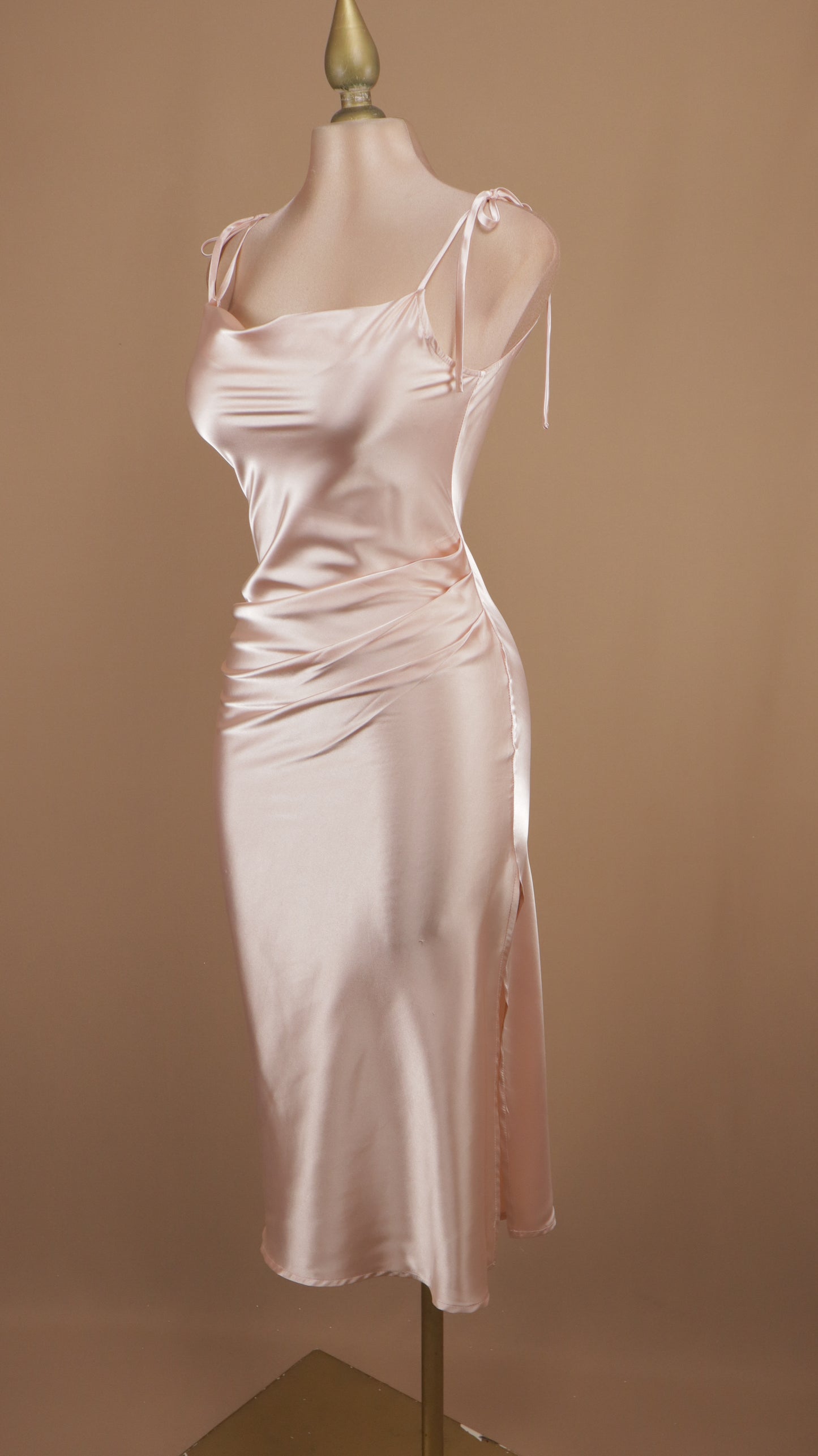 Vestido midi satinado de tirantes