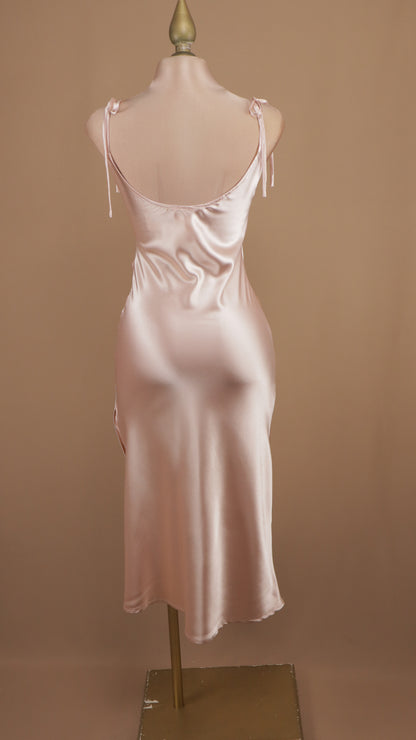 Vestido midi satinado de tirantes