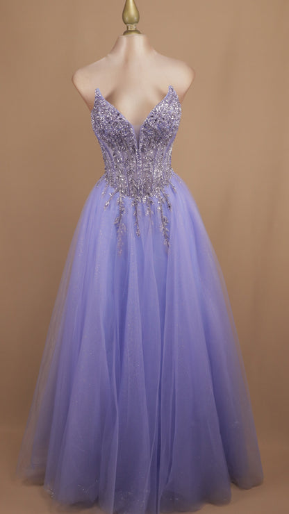 Vestido largo corte princesa con aplicación y estraple