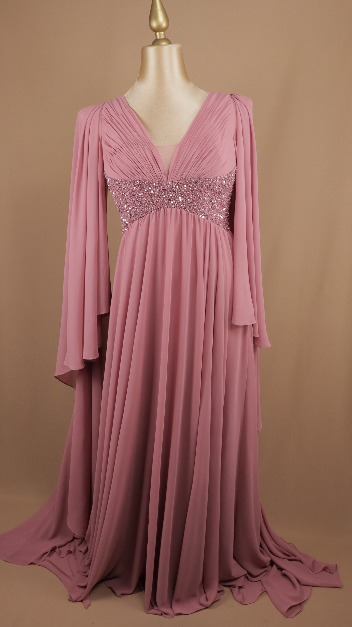Vestido largo plus size con aplicación en cintura