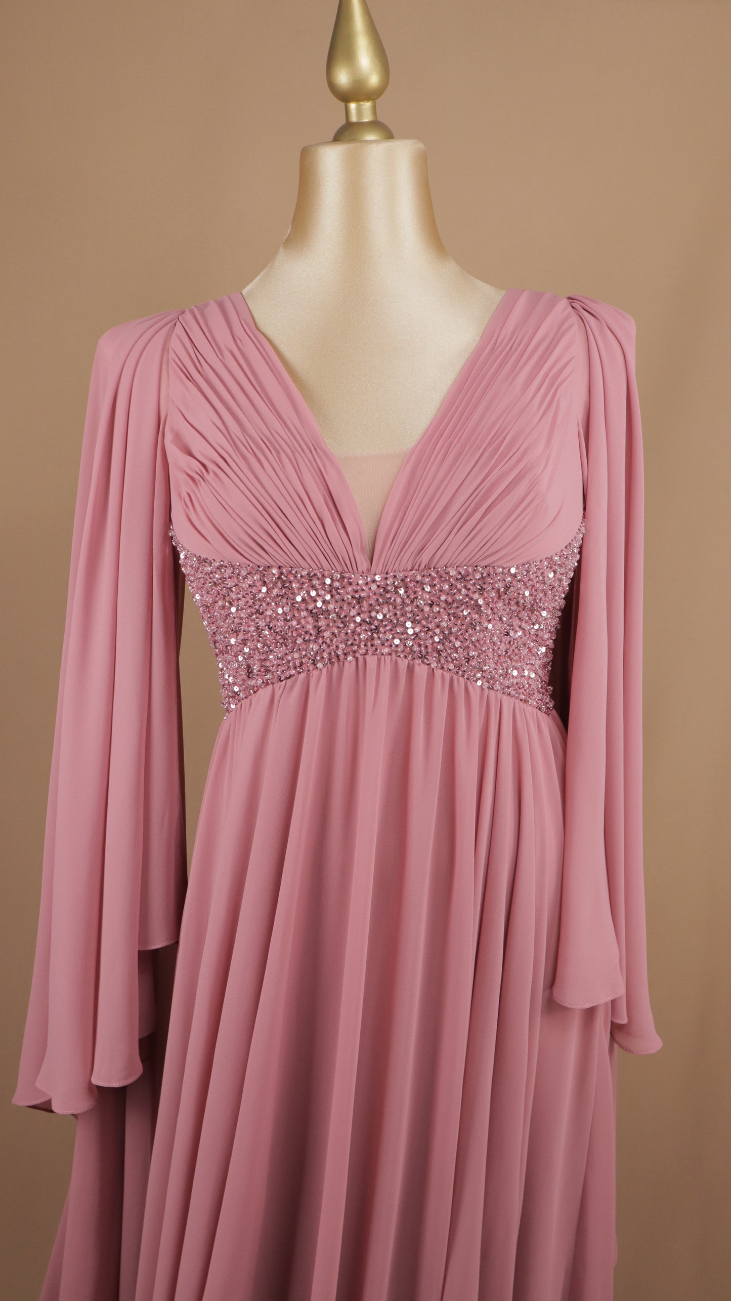Vestido largo plus size con aplicación en cintura