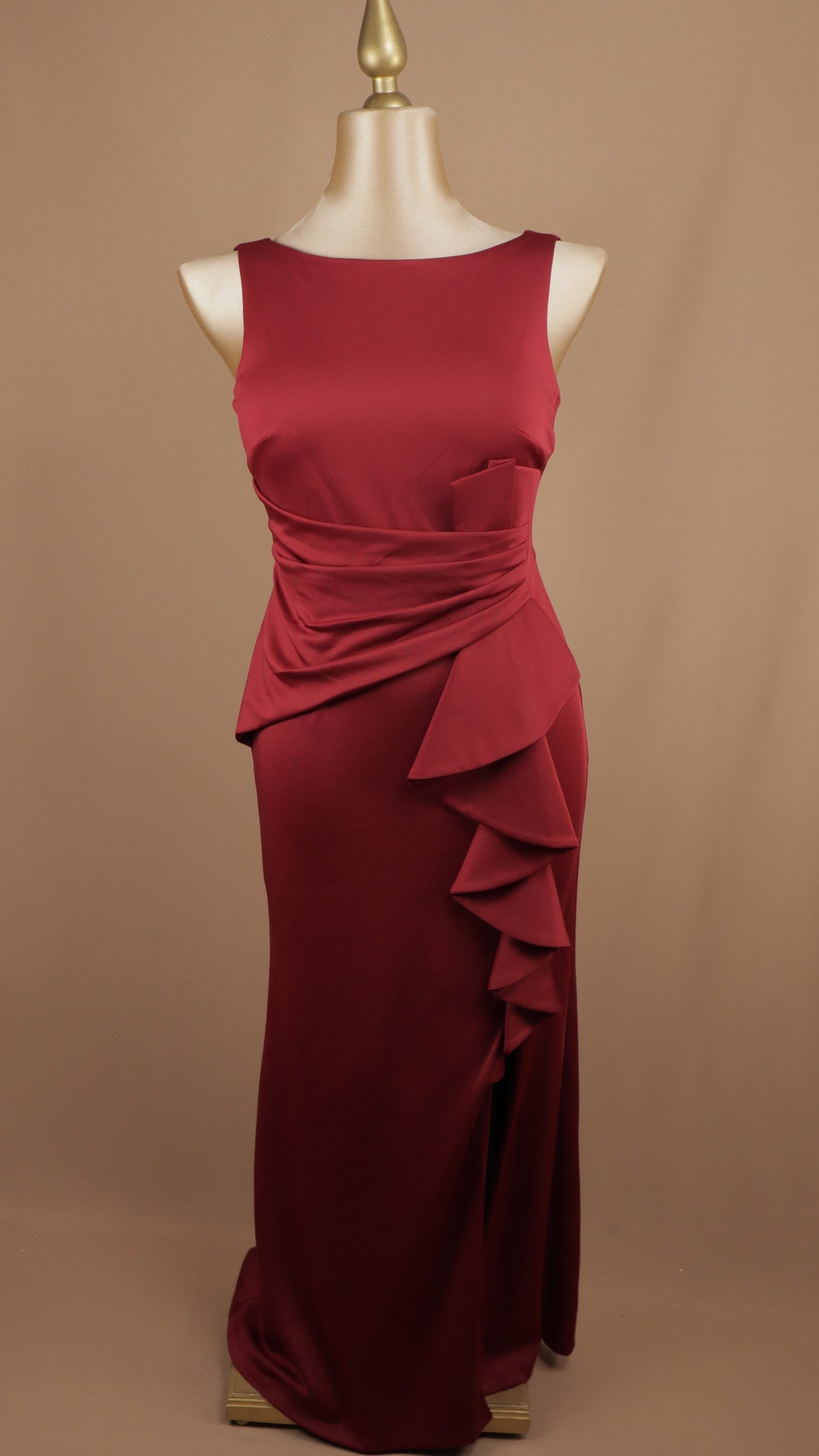 Vestido plus size con escarola en pierna