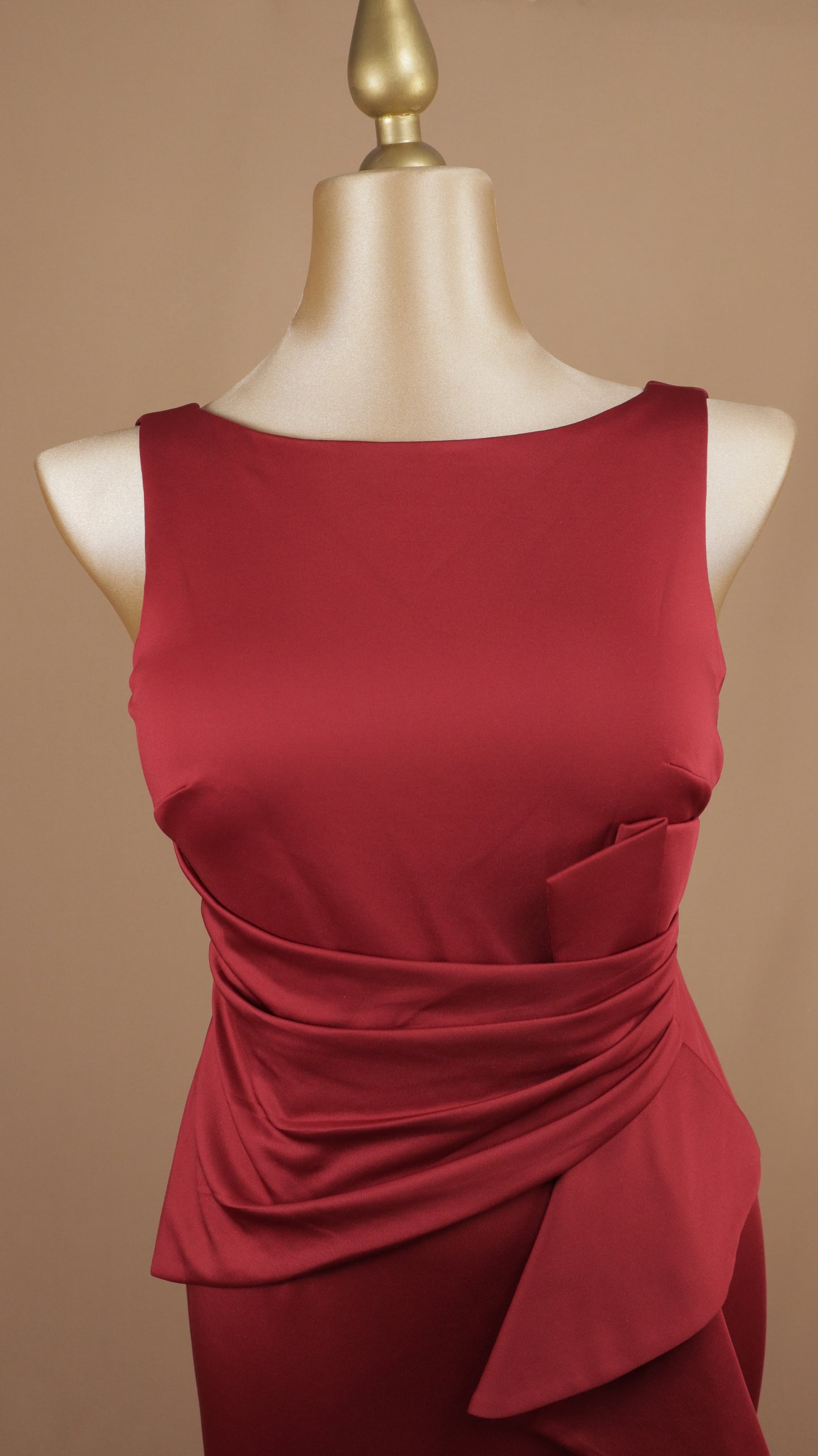 Vestido plus size con escarola en pierna