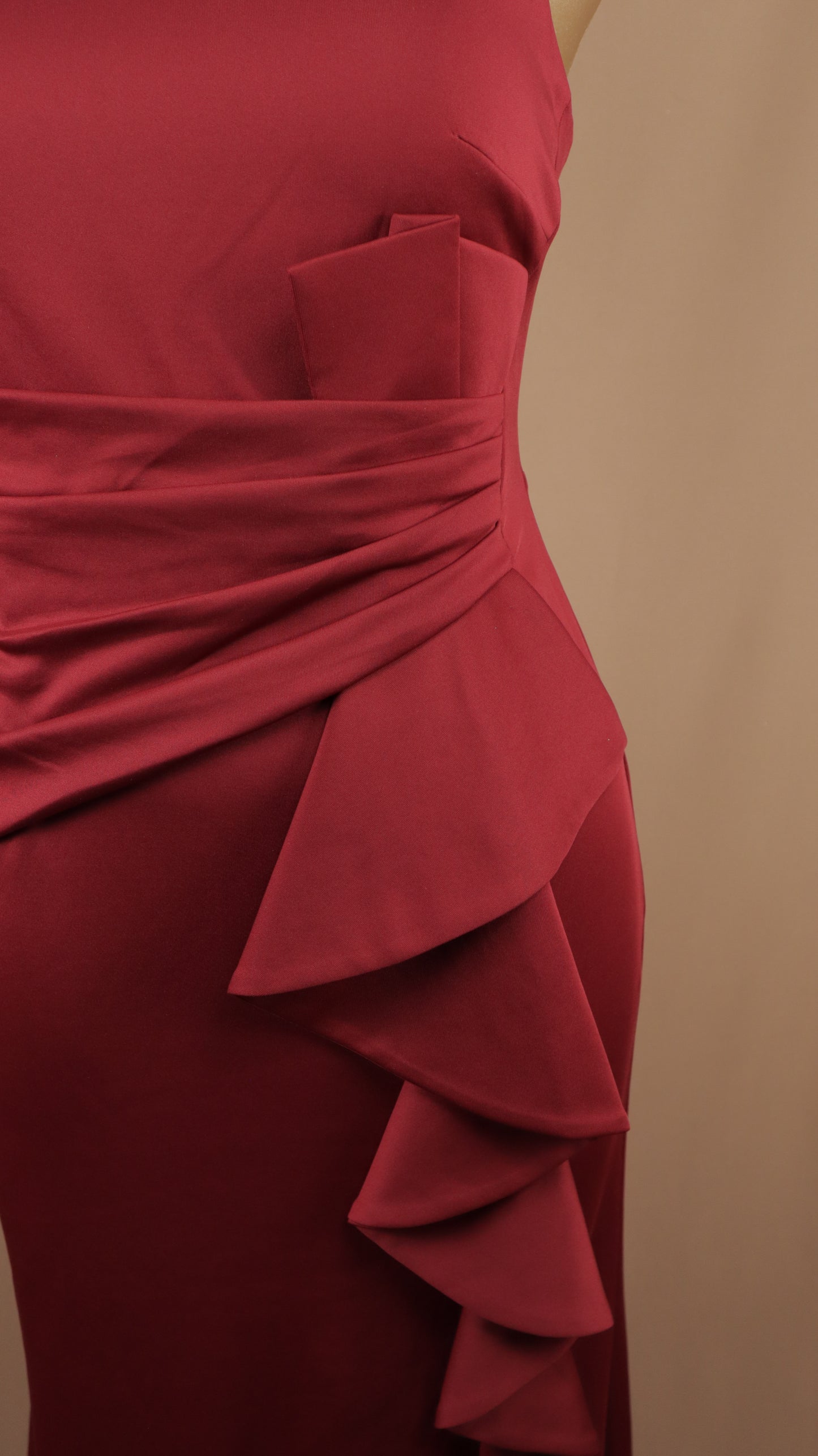 Vestido plus size con escarola en pierna