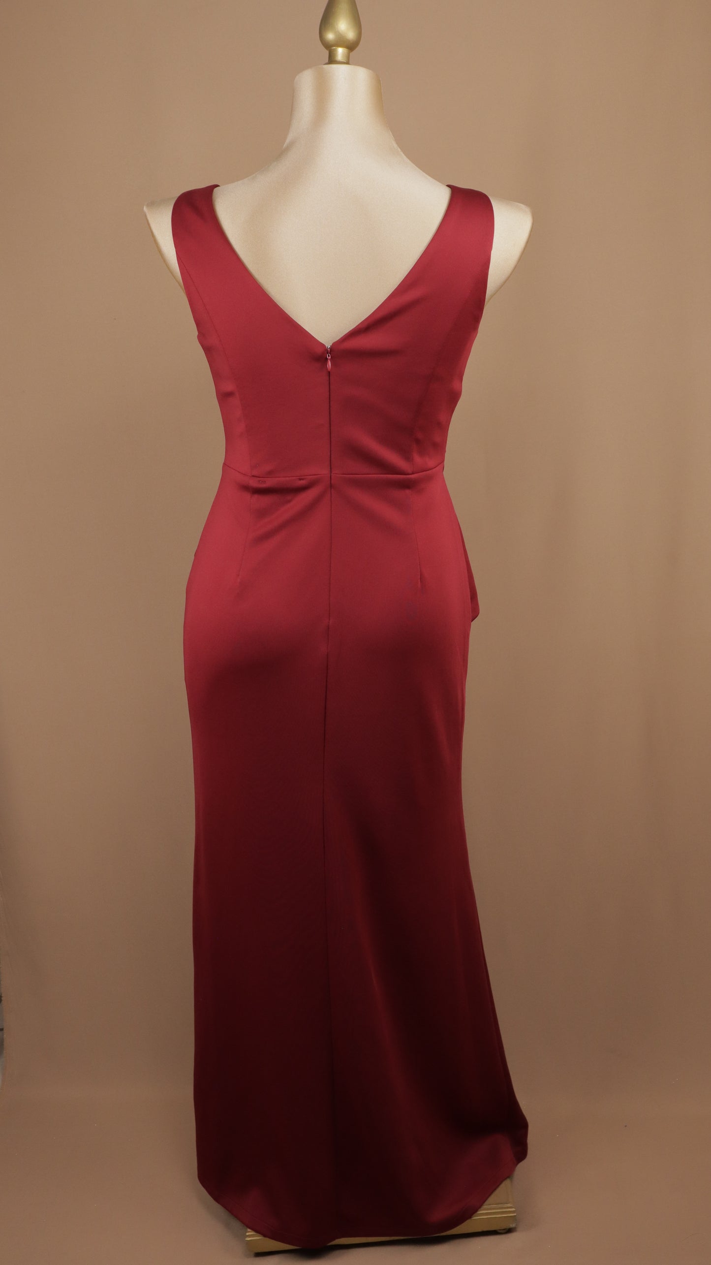 Vestido plus size con escarola en pierna