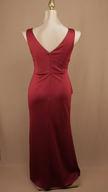 Vestido plus size con escarola en pierna