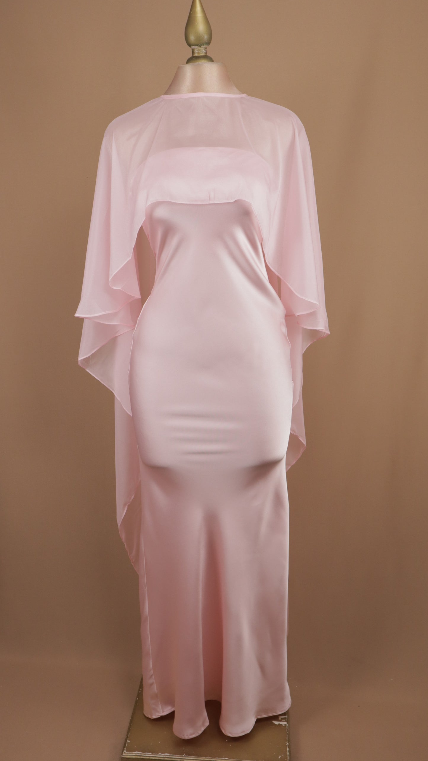 Vestido largo satinado con capa de chiffon