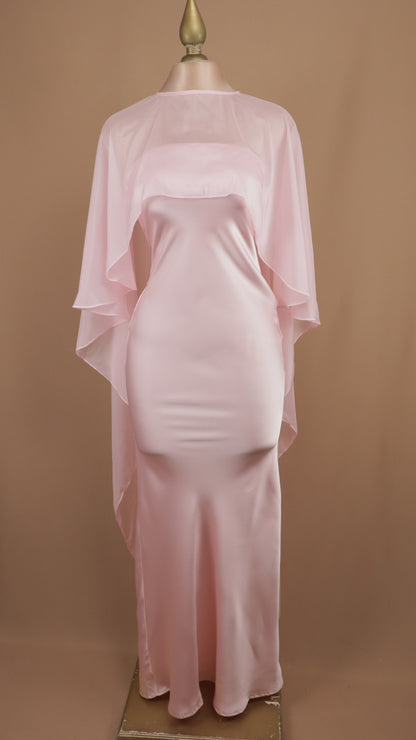 Vestido largo satinado con capa de chiffon