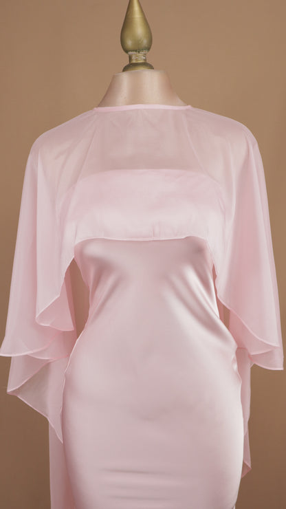 Vestido largo satinado con capa de chiffon