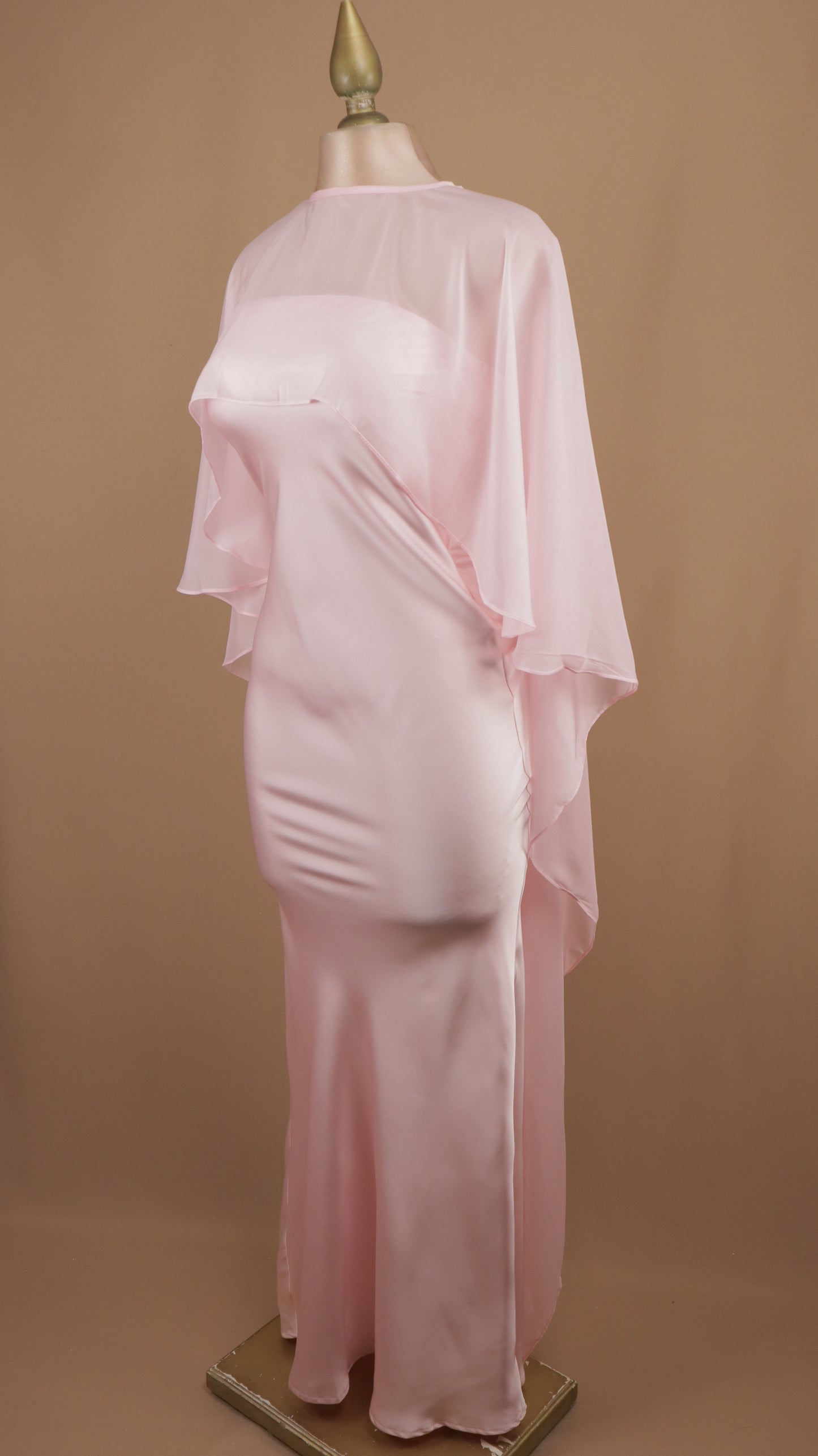 Vestido largo satinado con capa de chiffon