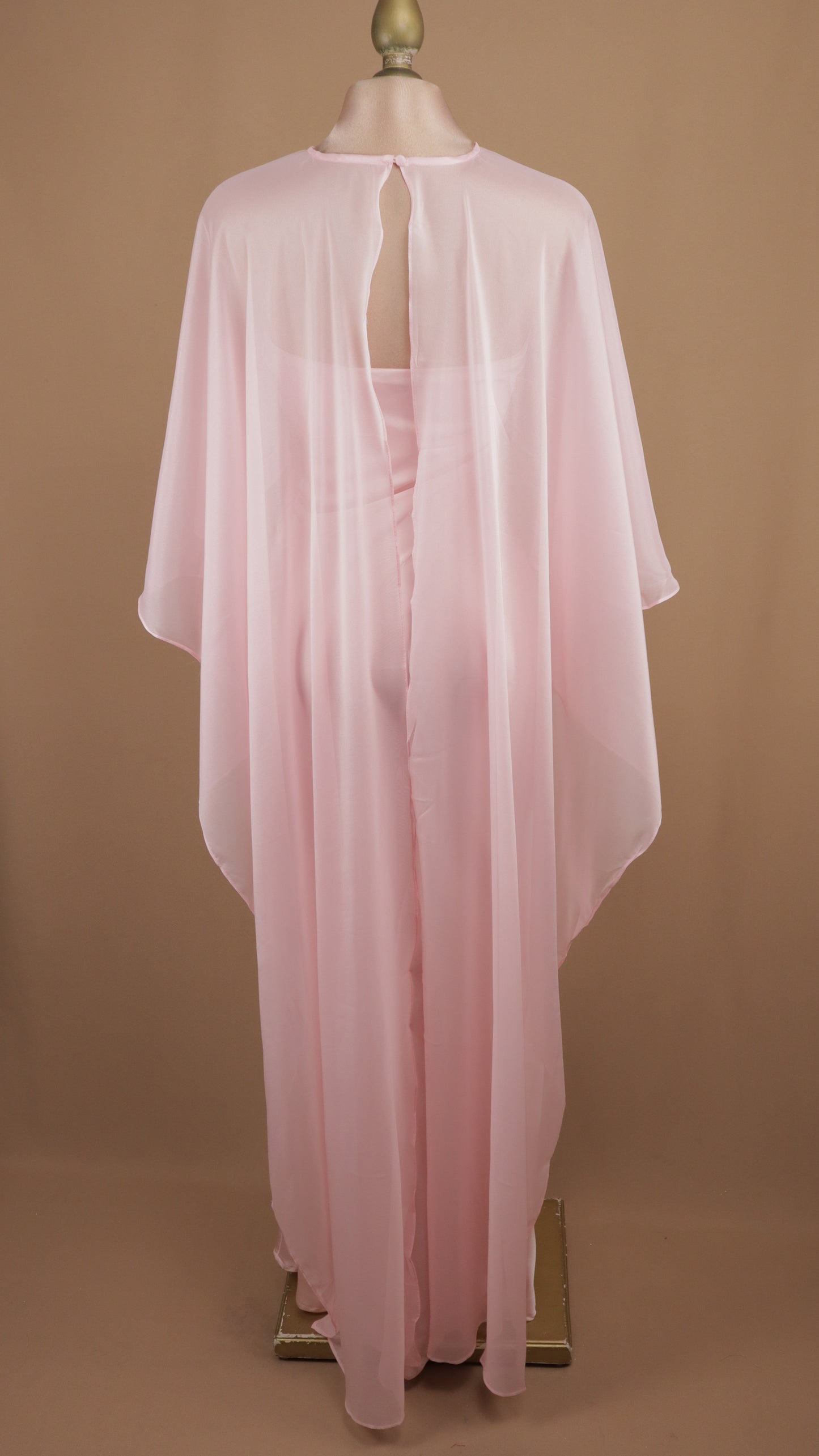 Vestido largo satinado con capa de chiffon
