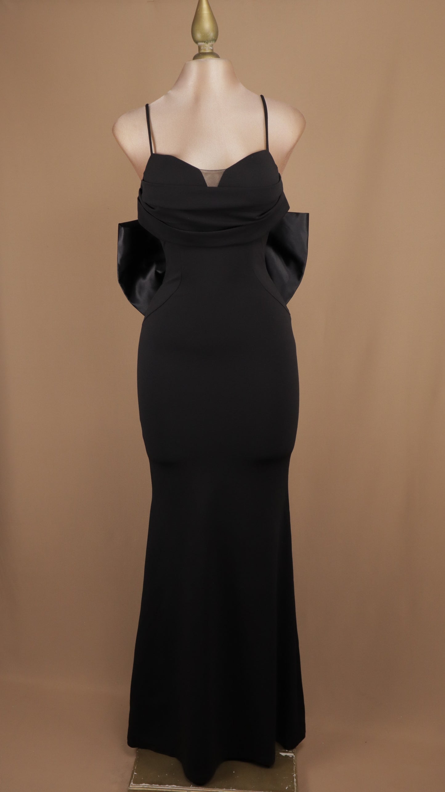 Vestido largo con escote de tirante y moño en espalda