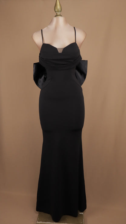 Vestido largo con escote de tirante y moño en espalda