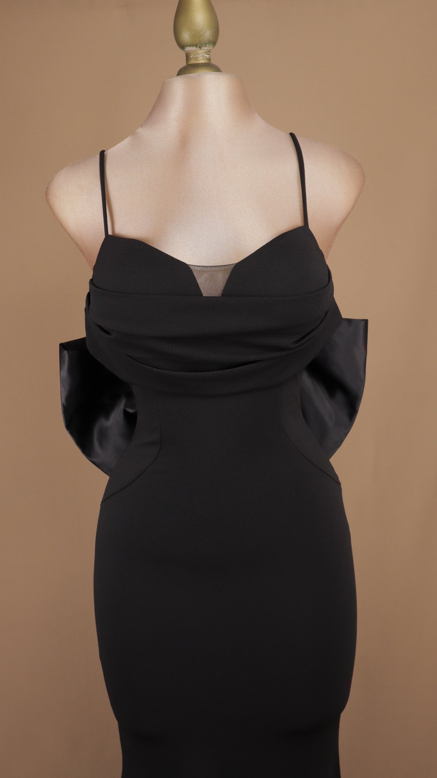 Vestido largo con escote de tirante y moño en espalda