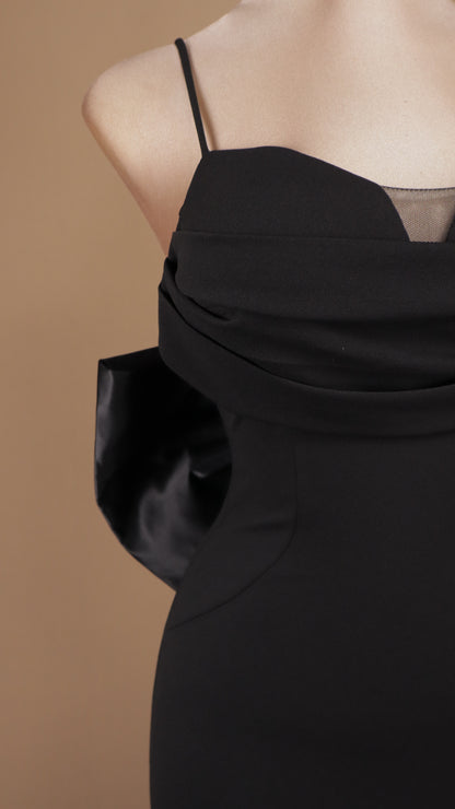 Vestido largo con escote de tirante y moño en espalda