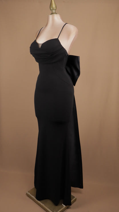 Vestido largo con escote de tirante y moño en espalda