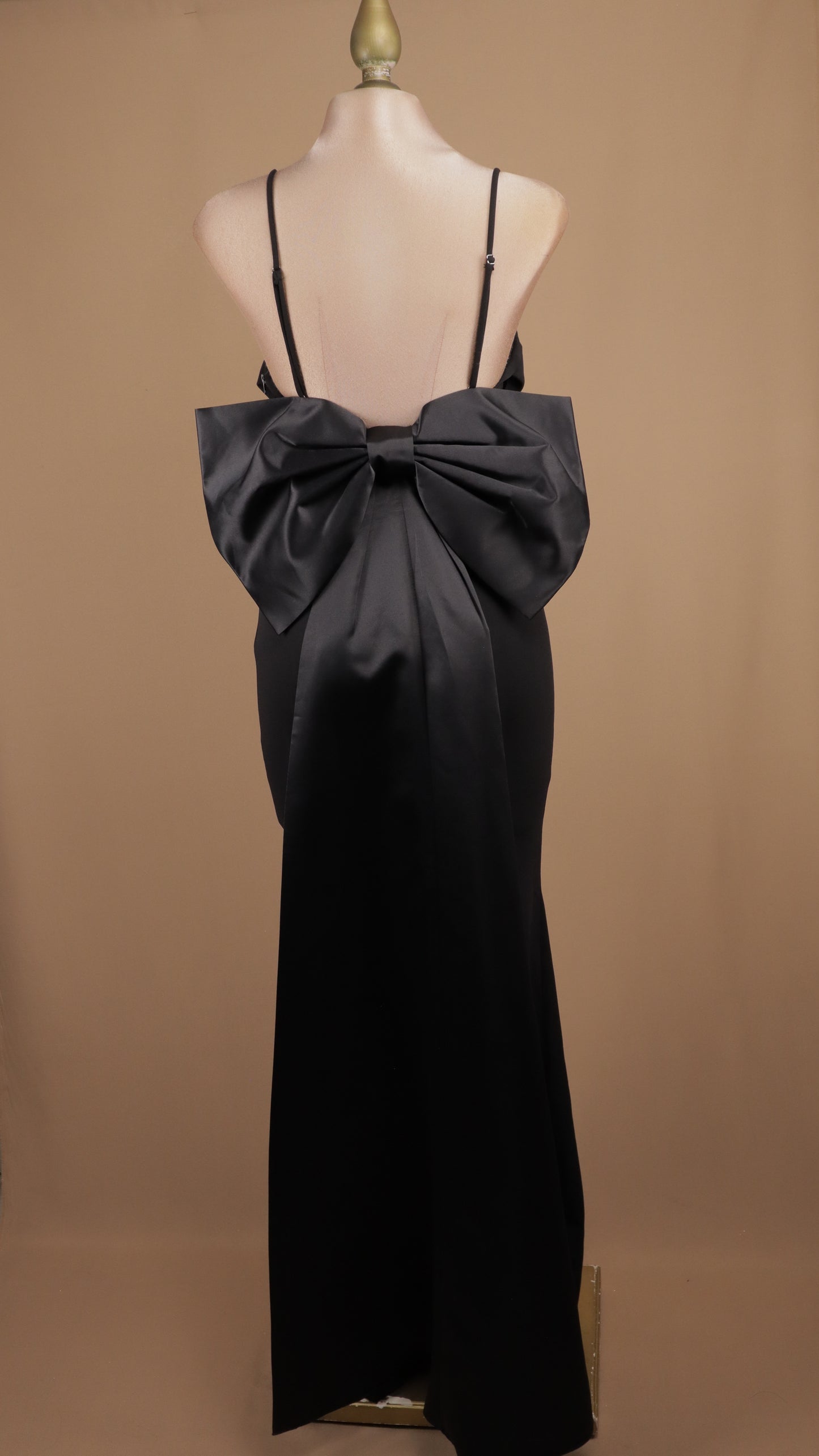 Vestido largo con escote de tirante y moño en espalda