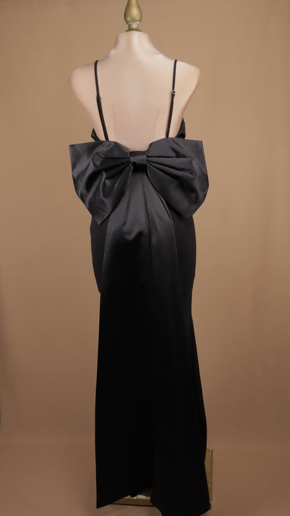 Vestido largo con escote de tirante y moño en espalda