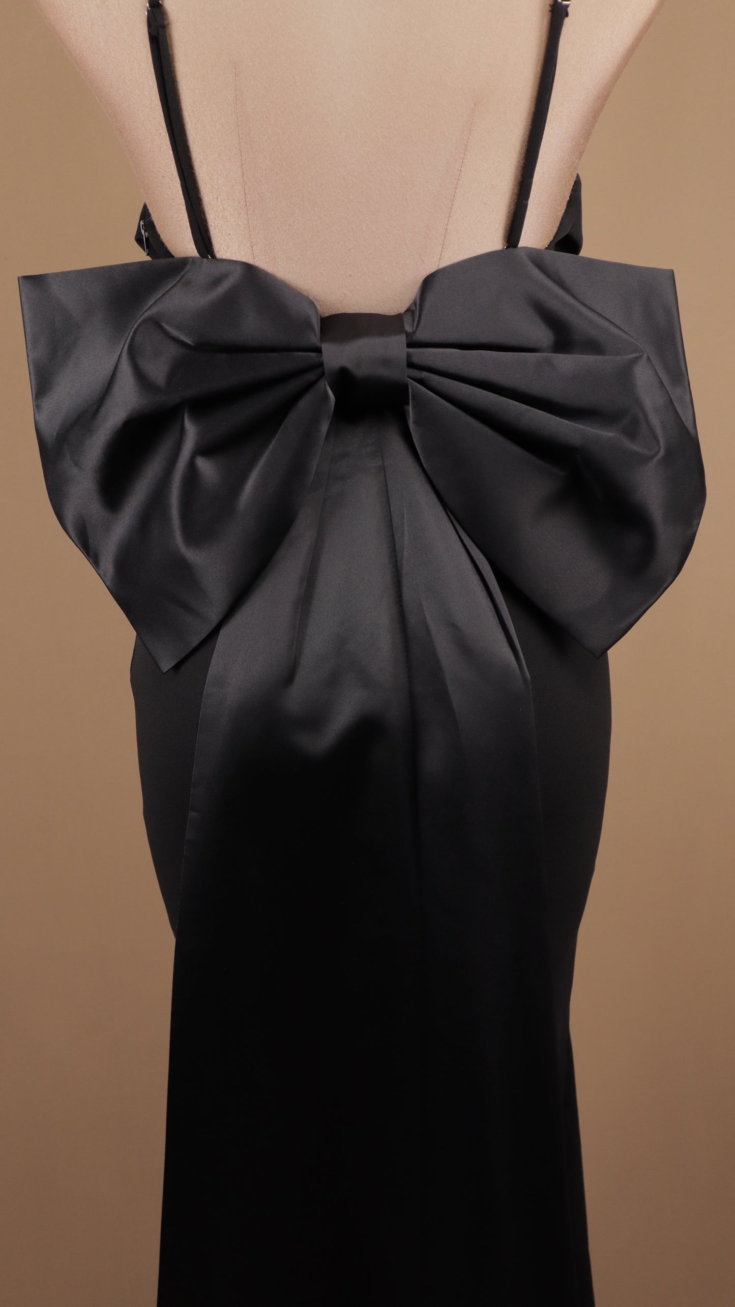 Vestido largo con escote de tirante y moño en espalda