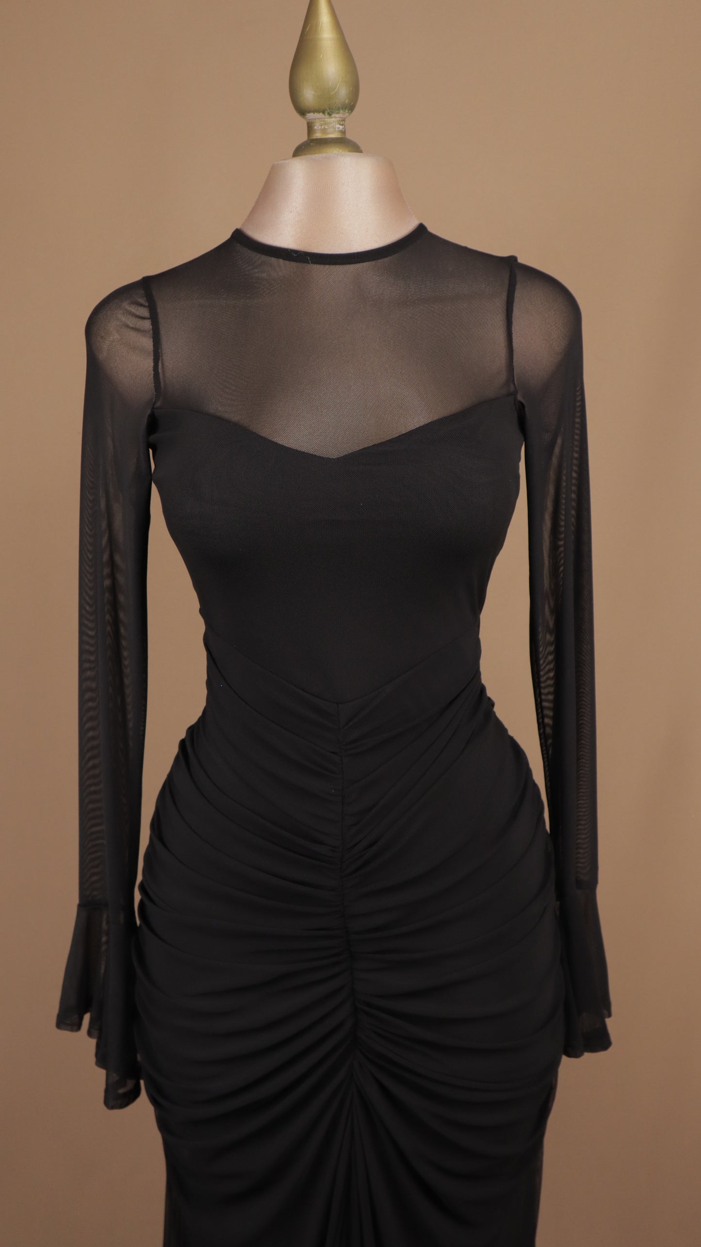Vestido largo manga larga con pliegues en cintura
