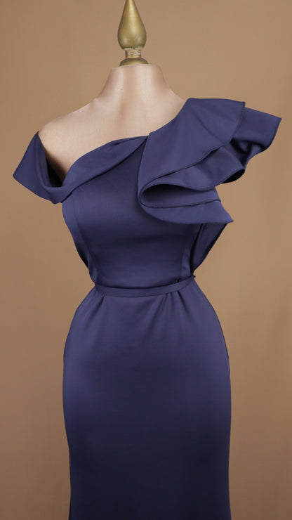 Vestido largo asimétrico con escarola en hombro