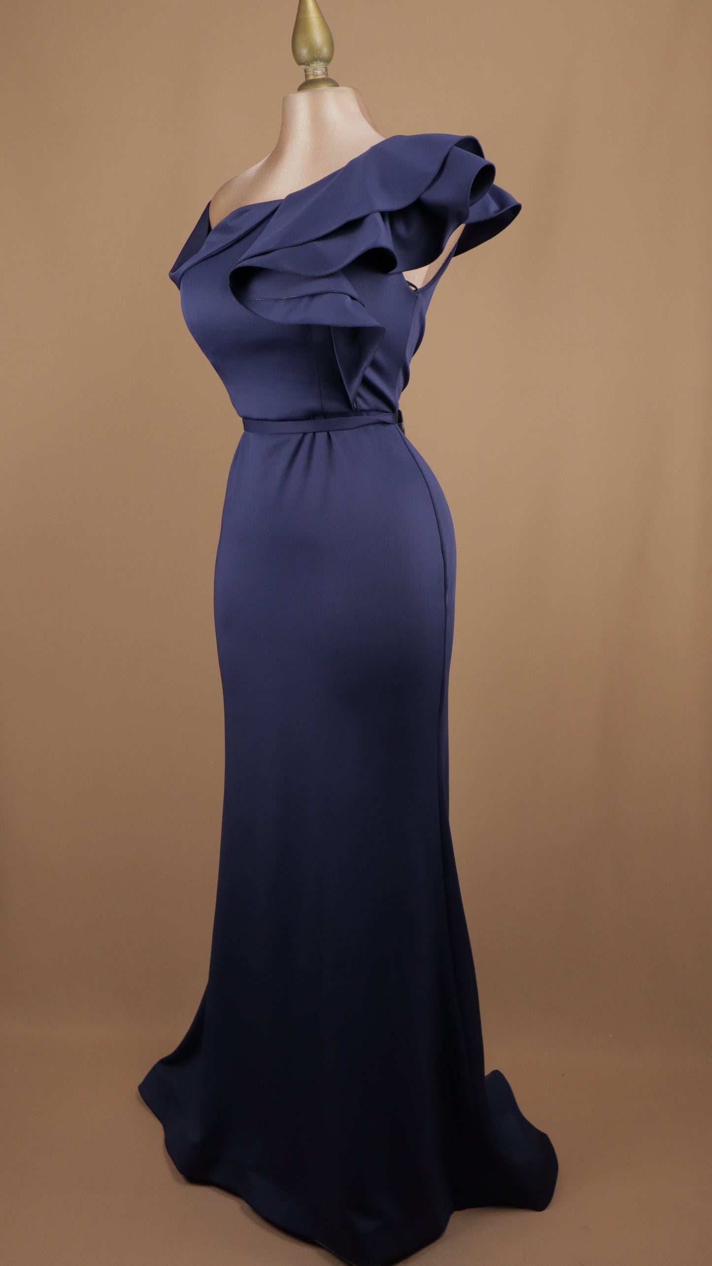 Vestido largo asimétrico con escarola en hombro