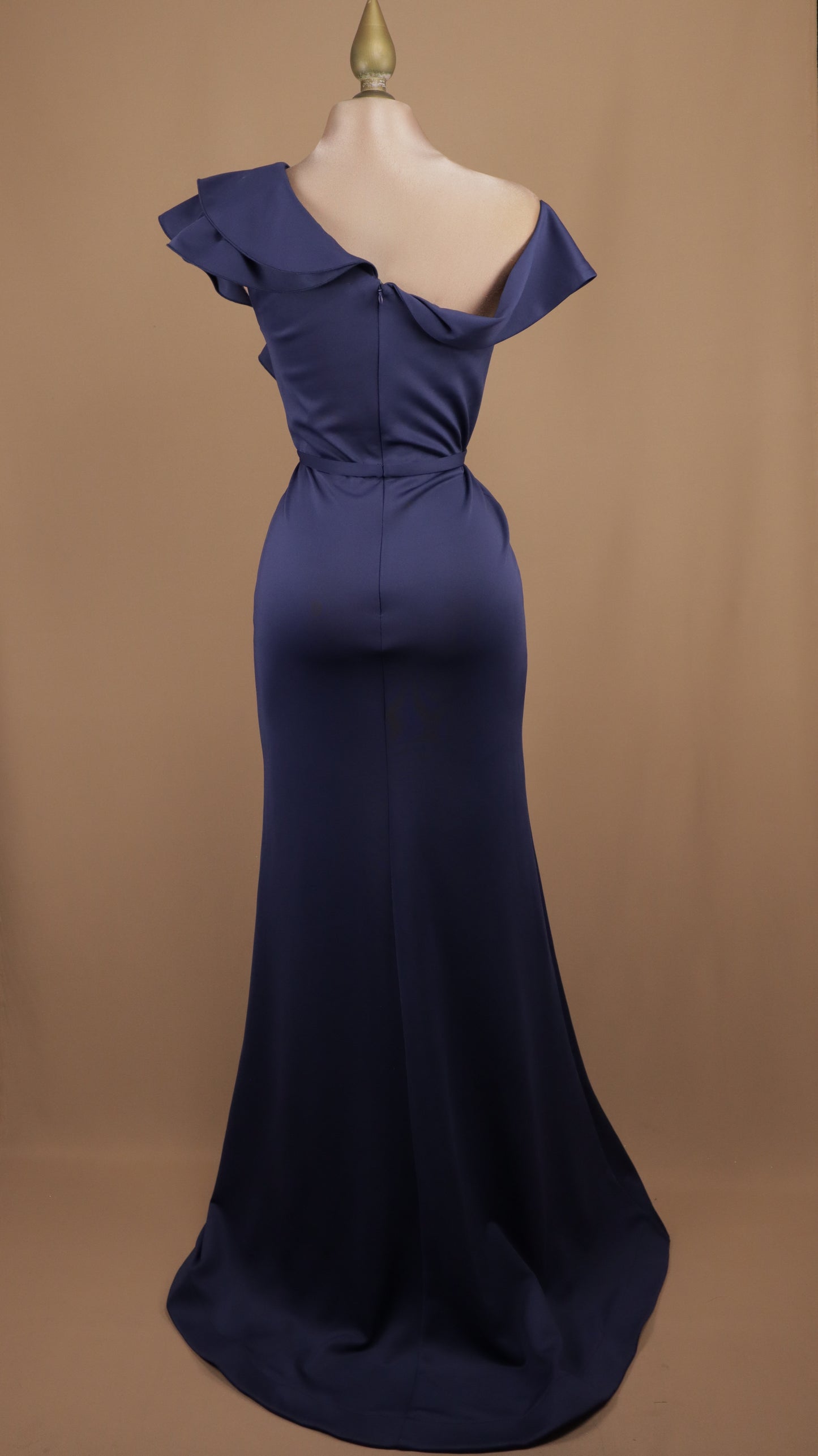 Vestido largo asimétrico con escarola en hombro