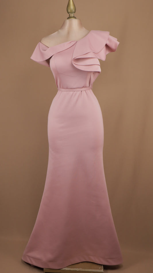 Vestido largo asimétrico con escarola en hombro