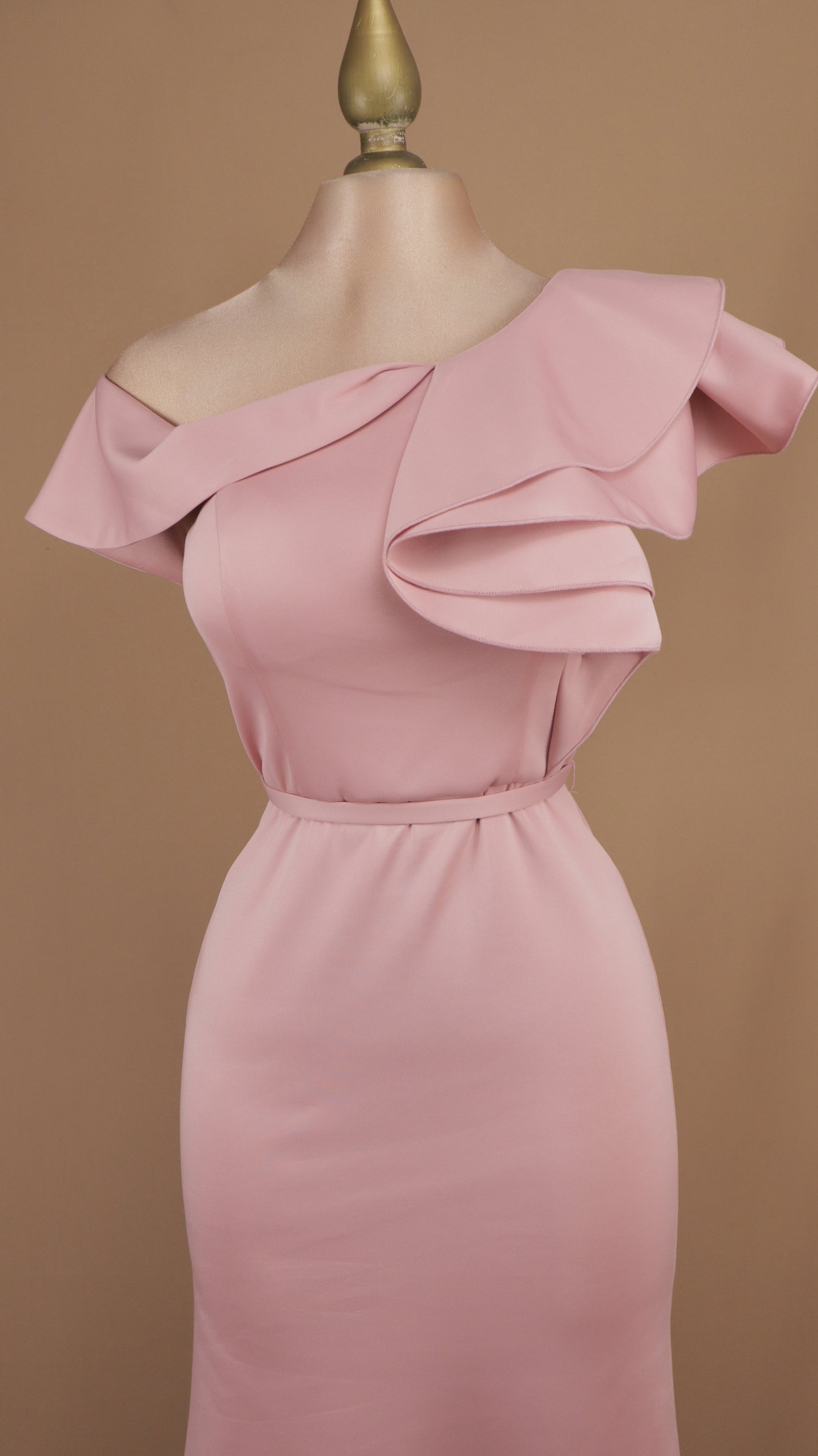 Vestido largo asimétrico con escarola en hombro