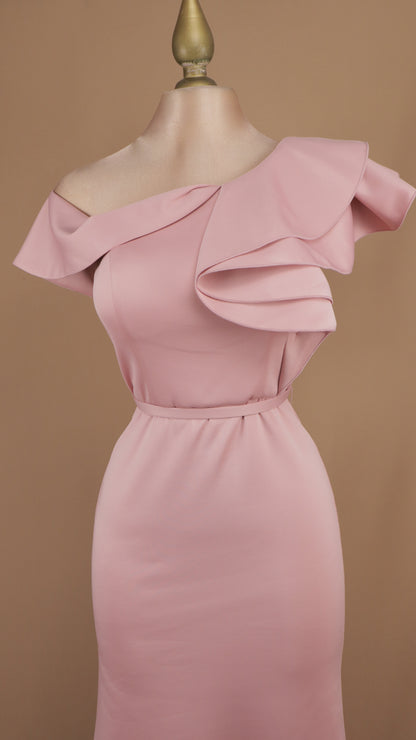 Vestido largo asimétrico con escarola en hombro